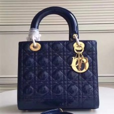 Sac Lady Dior moyen en cuir verni bleu Sac Lady Dior moyen en cuir verni bleu