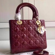 Sac Lady Dior moyen en cuir verni bordeaux Sac Lady Dior moyen en cuir verni bordeaux