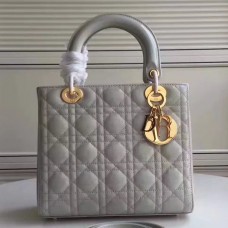 Sac Lady Dior moyen en cuir verni bleu pâle Sac Lady Dior moyen en cuir verni bleu pâle