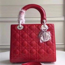 Sac Lady Dior moyen en cuir verni rouge Sac Lady Dior moyen en cuir verni rouge