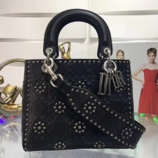 Sac Lady Dior moyen en cuir de veau noir clouté Sac Lady Dior moyen en cuir de veau noir clouté