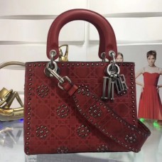 Sac Lady Dior moyen en cuir de veau rouge clouté