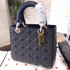 Sac Lady Dior moyen souple en cuir de veau bleu marine clouté