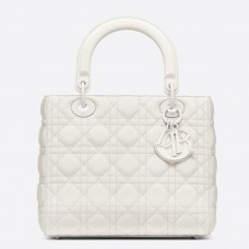 Sac Lady Dior moyen en cuir de veau blanc ultra mat Sac Lady Dior moyen en cuir de veau blanc ultra mat