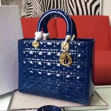 Sac Lady Dior grand format en cuir verni bleu