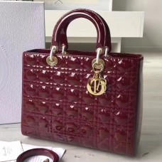 Sac Lady Dior grand format en cuir verni bordeaux