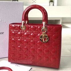 Sac Lady Dior grand format en cuir verni rouge