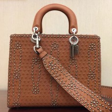 Grand sac Lady Dior en cuir de veau marron clouté Grand sac Lady Dior en cuir de veau marron clouté