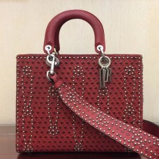 Grand sac Lady Dior en cuir de veau rouge clouté Grand sac Lady Dior en cuir de veau rouge clouté