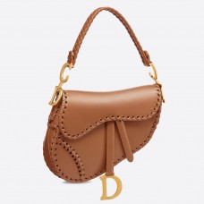 Sac Saddle Dior en cuir de veau marron avec bords surjetés
