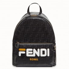 Sac à dos Fendi grand format en tissu noir glacé Sac à dos Fendi grand format en tissu noir glacé