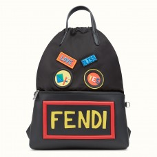 Sac à dos Fendi noir à cordon de serrage et applications Sac à dos Fendi noir à cordon de serrage et applications