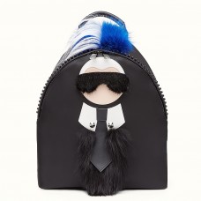 Sac à dos Fendi en fourrure noire orné d'appliques Karlito Sac à dos Fendi en fourrure noire orné d'appliques Karlito